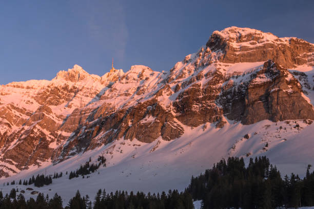 夜の光、冬の風景、カントン・アッパンツェル=オーセルローデン、スイスの山セエンティスとアルプシュタイン塊 - copy space alpenglow winter mountain range ストックフォトと画像