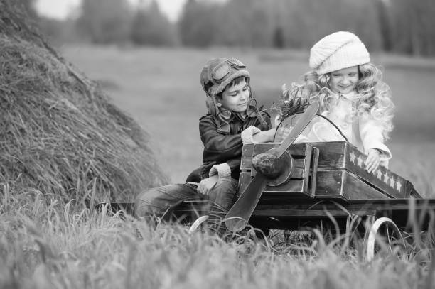 crianças com um campo de avião modelo - airplane black and white fun child - fotografias e filmes do acervo