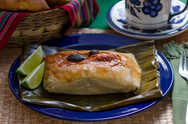 (tamal) tradycyjne danie gwatemalskie, serwowane w soboty, boże narodzenie i święta. - guatemalan culture zdjęcia i obrazy z banku zdjęć