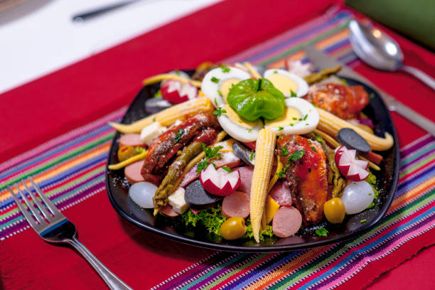 (fiambre) prato tradicional guatemalteco, para celebrar o dia de todos os santos. - tuna food table dinner - fotografias e filmes do acervo