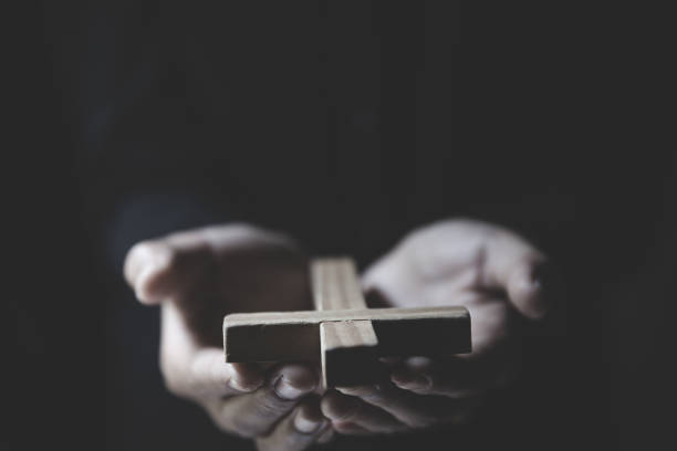 las manos humanas abren la palma de la mano, oran por la bendición de dios. - female meditating human hand christianity fotografías e imágenes de stock