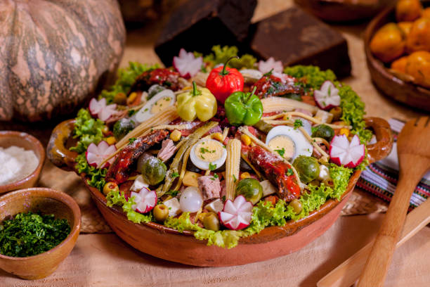 (carne fria, prato tradicional guatemalteco, para celebrar o dia de todos os santos. - tuna food table dinner - fotografias e filmes do acervo