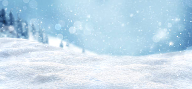 weihnachtsschneehintergrund mit schneeverwehungen und schneebedecktem unschärfewald - winter stock-fotos und bilder