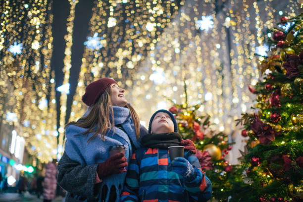 madre e hijo en un mercado navideño - holidays and celebrations fotografías e imágenes de stock