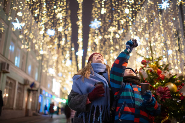 madre e figlio a un mercatino di natale - winter destination foto e immagini stock