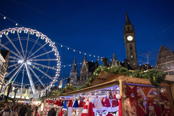 ゲント、ベルギー - 12月 18, 2019 - ゲントメイン広場の屋台や装飾品を持つ伝統的なクリスマスマーケット - ghent ストックフォトと画像