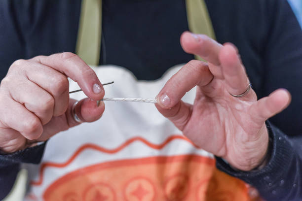 préparation et coupe de la mèche d’une bougie d’aromathérapie parfumée faite à la maison - fabriquer des bougies photos et images de collection