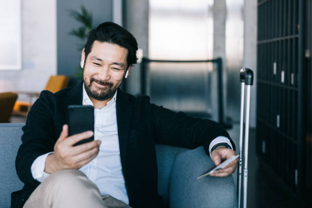 grazie alla tecnologia posso rimanere connesso in qualsiasi parte del mondo. - people traveling business travel waiting airport foto e immagini stock