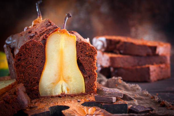 cupcake au chocolat avec une poire entière sur une planche en bois, horizontale, place pour écrire le texte - tea cake photos et images de collection