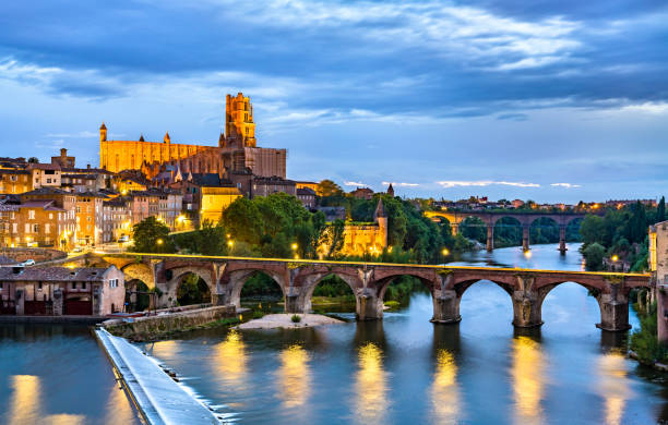 albi, a catedral e a ponte velha, frança - middle ages architecture and buildings place of worship church - fotografias e filmes do acervo