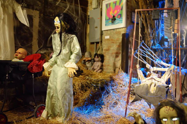 decoración de halloween en el mercado de comida de chelsea por la noche. una familia de zombis horribles. halloween - vacaciones de otoño americanas. - 11206 fotografías e imágenes de stock