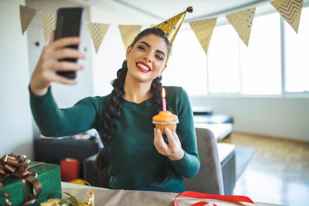 donna che festeggia il suo compleanno a casa durante la pandemia di coronavirus - muffin blueberry muffin blueberry isolated foto e immagini stock