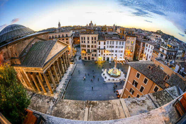 una vista de la luz del atardecer desde los tejados del panteón y piazza della rotonda en roma - ancient rome rome fountain pantheon rome fotografías e imágenes de stock