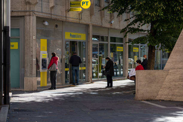 línea frente a una oficina de correos - oficina de correos fotografías e imágenes de stock