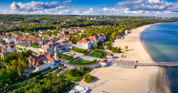 vista aérea do litoral báltico e píer de madeira em sopot - pomerania - fotografias e filmes do acervo