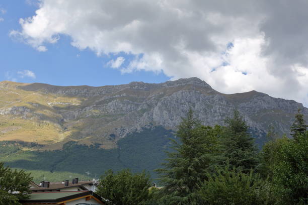 vista panoramica di campo imperatore, ai piedi del gran sasso in italia - apennines beauty in nature grass plateau foto e immagini stock