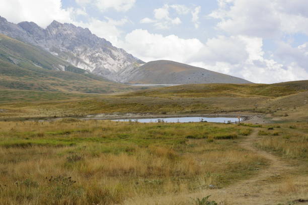 vista panoramica di campo imperatore, ai piedi del gran sasso in italia - apennines beauty in nature grass plateau foto e immagini stock