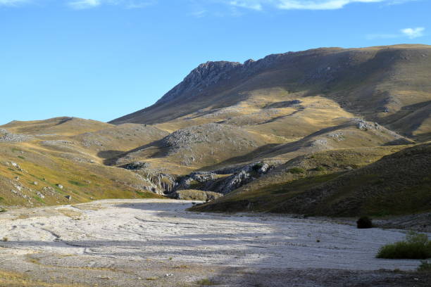 vista panoramica di campo imperatore, ai piedi del gran sasso in italia - apennines beauty in nature grass plateau foto e immagini stock