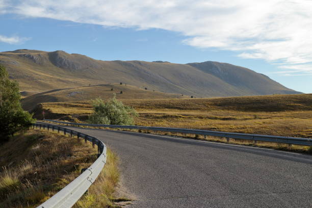 panoramiczne widoki na campo imperatore, u podnóża góry gran sasso we włoszech - apennines beauty in nature grass plateau zdjęcia i obrazy z banku zdjęć