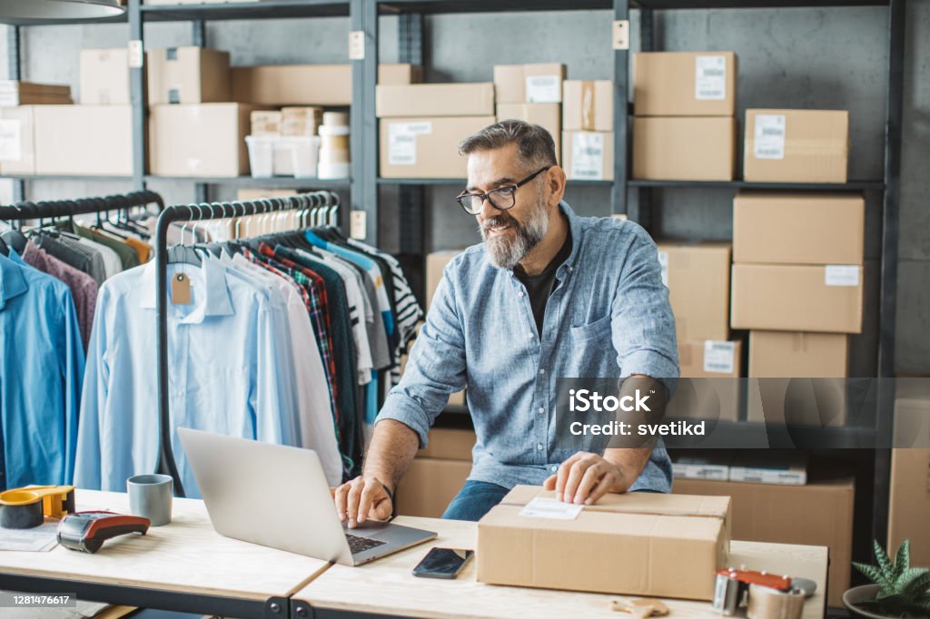Hombre maduro que dirige tienda en línea - Foto de stock de Negocio libre de derechos