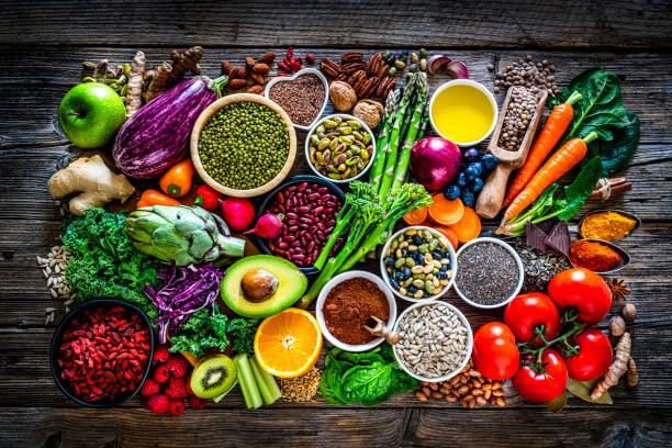 健康的なビーガン食品の背景。トップビュー - nut directly above multi colored food ストックフォトと画像