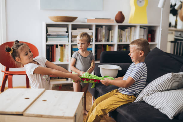 kinder, die spaßig zu hause sind - kämpfen stock-fotos und bilder