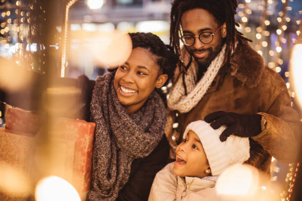 familia joven preparándose para las vacaciones - snow glasses fotografías e imágenes de stock