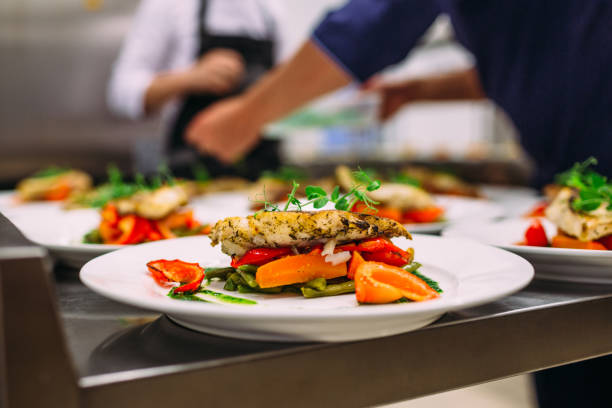 danie mięsne z warzywami do gastronomii. dużo talerzy. - prepared fish obrazy zdjęcia i obrazy z banku zdjęć