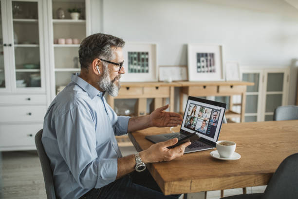 praca w okresie izolacji - working at home mature adult small business laptop zdjęcia i obrazy z banku zdjęć