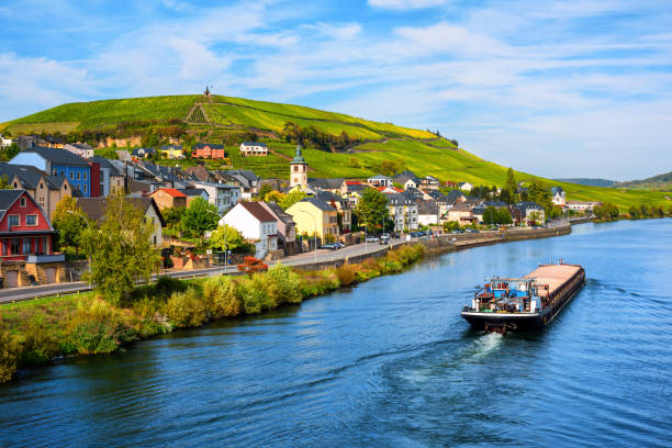 ルクセンブルクのヴォルメルダンジュのモーゼル川のブドウ園 - village germany german culture landscape ストックフォトと画像