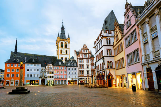 トリーアの旧市街の歴史的なメインマーケット広場, ドイツ - trier ストックフォトと画像