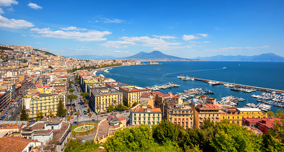Vista panorámica de la ciudad de Nápoles con el Monte Vesubio, Italia photo