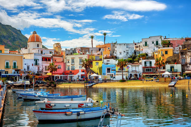 イタリア ナポリ イス�キア島のフォルリオの町 - ischia island campania nautical vessel harbor ストックフォトと画像