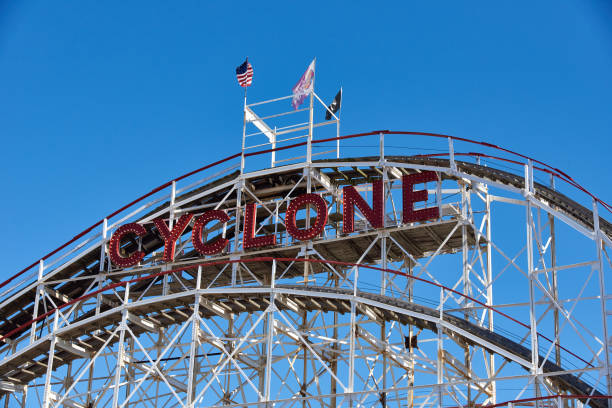 die spitze des cyclone roller coaster coney island ny, der für die saison 2020 geschlossen wurde - cyclone stock-fotos und bilder