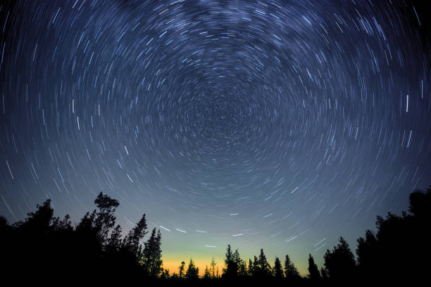 senderos de estrellas - círculo - star trail clear sky tranquil scene circle fotografías e imágenes de stock