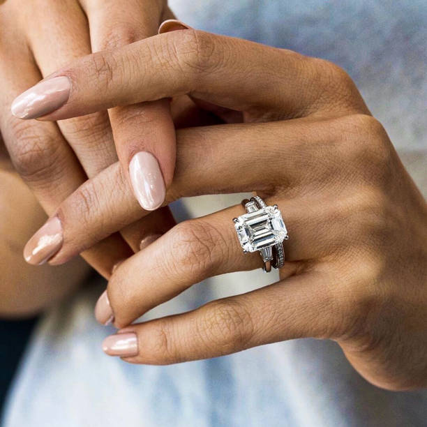 anillo de diamantes - women diamond gem precious gem fotografías e imágenes de stock