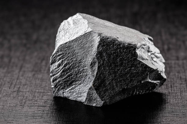 철광석 돌은 고립된 검은 색 배경에 있으며, 산업에서 사용되며, 중국 철광석은 수출 및 수입에 사용됩니다. - hematite rock stone mineral 뉴스 사진 이미지