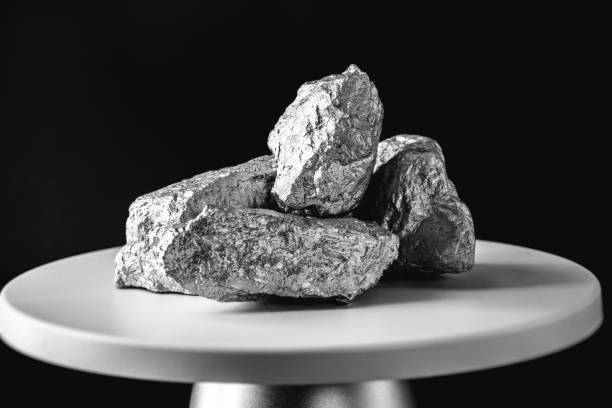алюминиевые камни в электронном масштабе. металл, используемый в промышленности. концепция добычи полезных ископаемых. - oxide стоковые фото и изображения