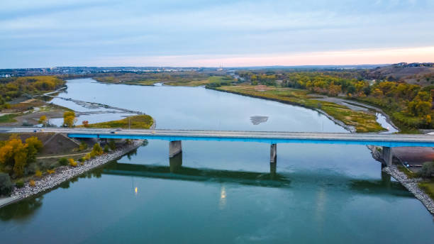 vista aérea del río missouri y la interestatal 94 en bismark, dakota del norte - highway 94 fotografías e imágenes de stock