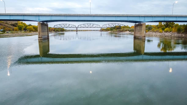 vista de drones de missouri river bridges en bismark, dakota del norte - highway 94 fotografías e imágenes de stock