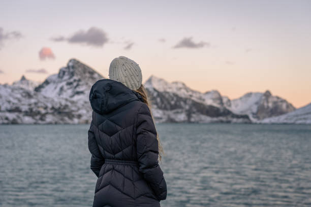 девушка смотрит на горное озеро энгадин лаго бьянко в сумерках - switzerland engadine european alps lake стоковые фото и изображения