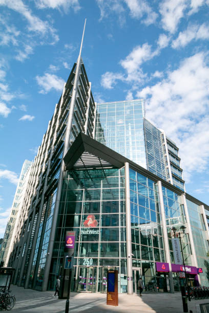 ロンドンのスピタルフィールズにある250ビショップスゲートのナットウエスト銀行 - town sign cloudscape sky ストックフォトと画像