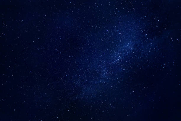 helle sterne und milchstraße in der nacht - sternenhimmel stock-fotos und bilder