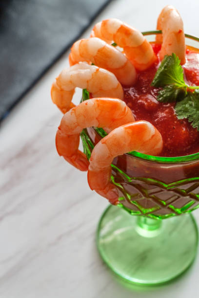copo de vidro coquetel de camarão - shrimp cocktail - fotografias e filmes do acervo
