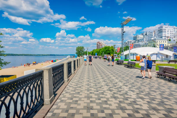 самарская набережная вдоль волги на набережной самары - embankment стоковые фото и изображения