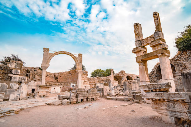 ruinas antiguas en la antigua ciudad de efeso - ephesus fotografías e imágenes de stock