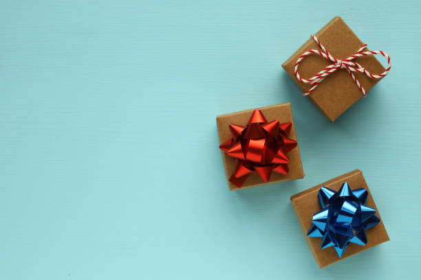 подарочные коробки на синем фоне - gift christmas christmas present three objects стоковые фото и изображения