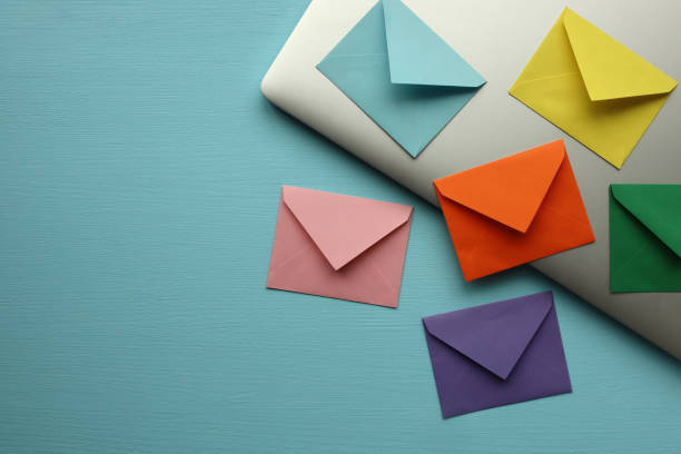 красочные конверты на ноутбуке - filing documents mail data network server стоковые фото и изображения