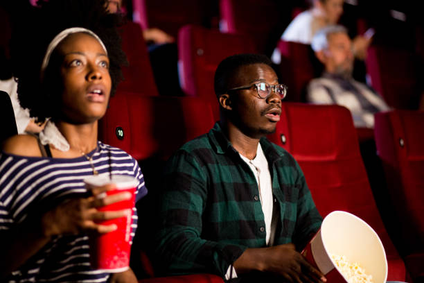 무서운 부부는 영화에서 공포 영화를보고 - audience surprise movie theater shock 뉴스 사진 이미지