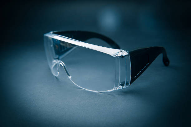 lunettes sur un fond sombre . photo avec un espace de copie - lunettes de protection photos et images de collection